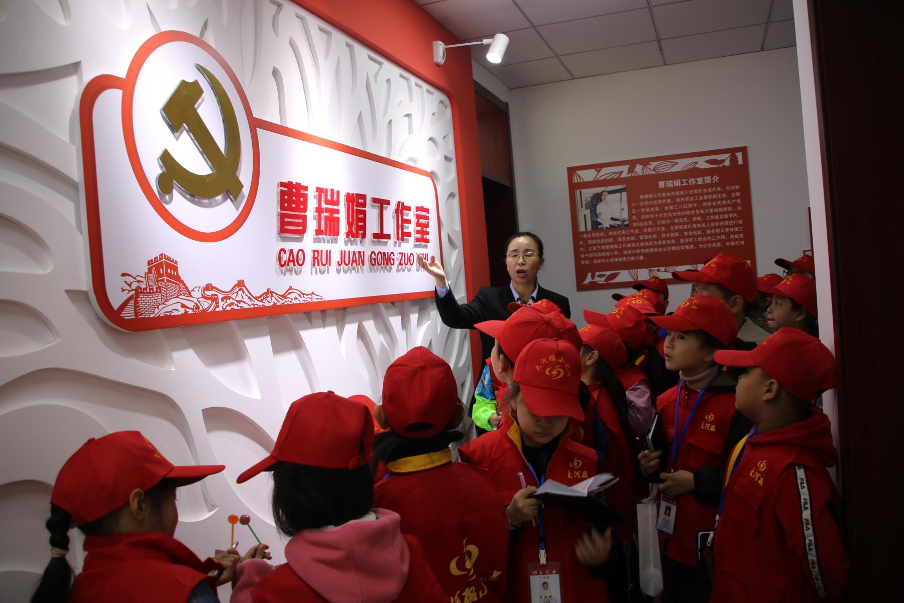 参观党代表工作室体验新能源公交车大河报小记者走进华山路公交场站