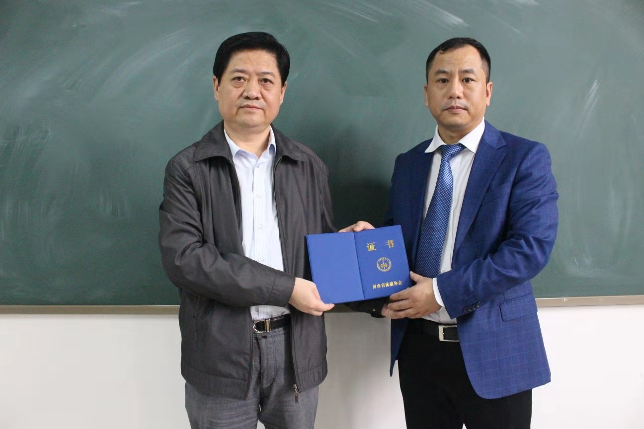 李文涛教授(右)接受聘书