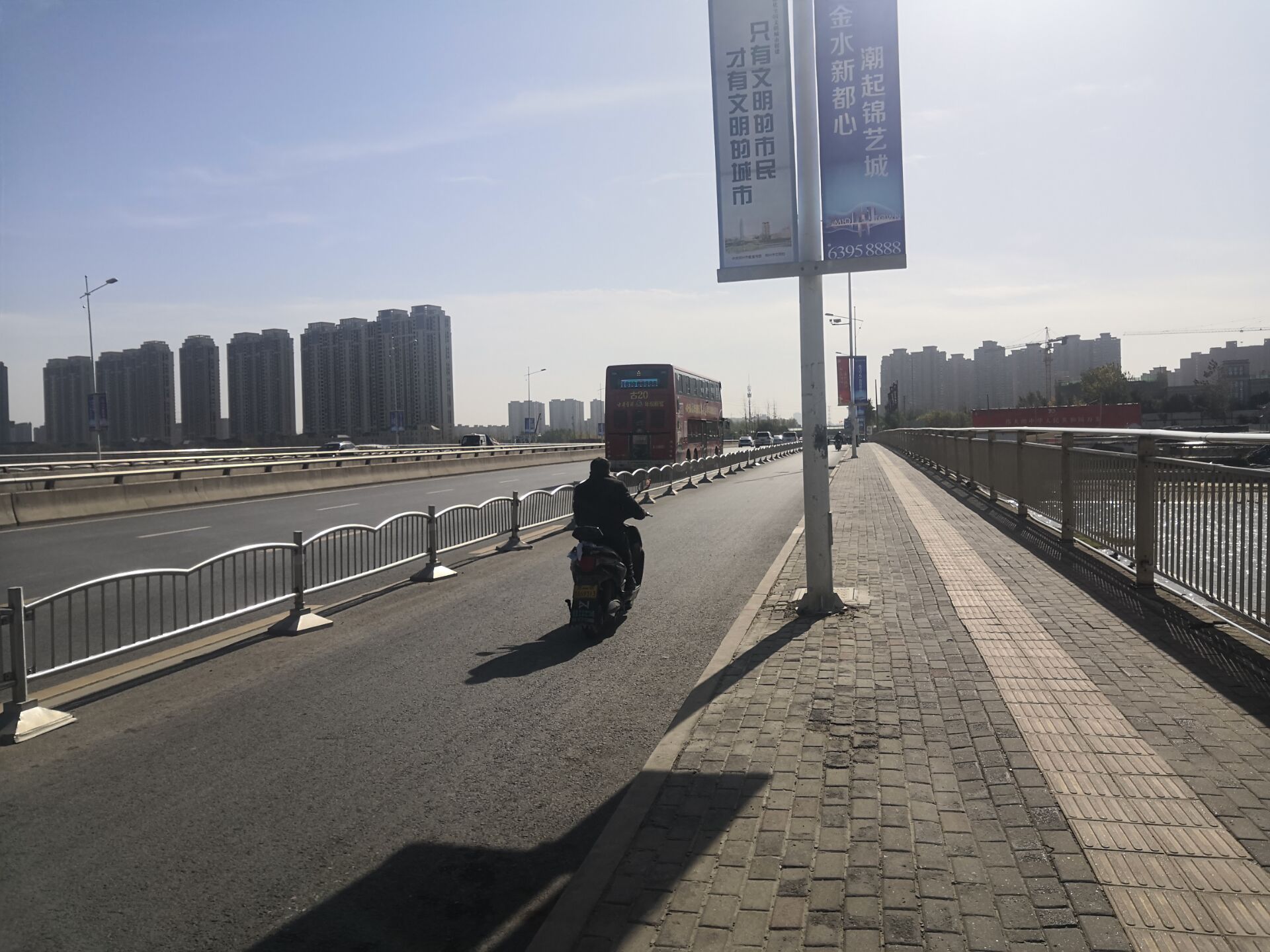 郑州一大桥人行道仅两脚宽最新回应来了