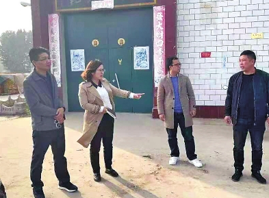 原阳县路寨乡党委书记杜习敏(左二)在基层走访调研
