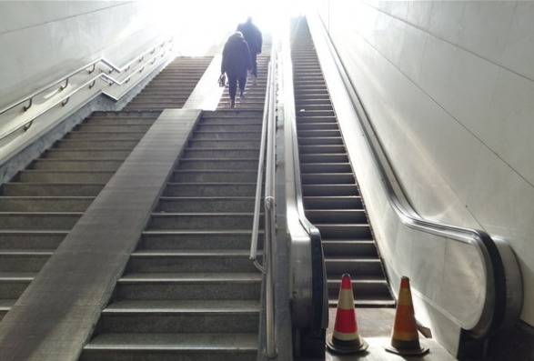 郑州一地下人行道四部自动扶梯闲置8年,曾花数百万建造!
