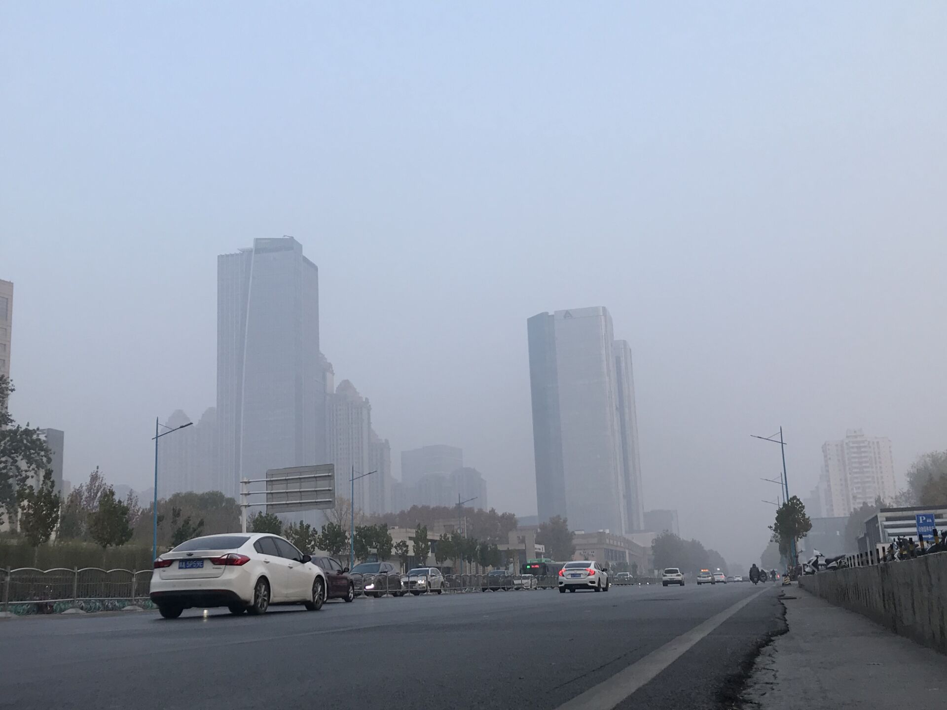 武汉现严重雾霾天气 长江大桥被雾霾遮蔽_网易新闻