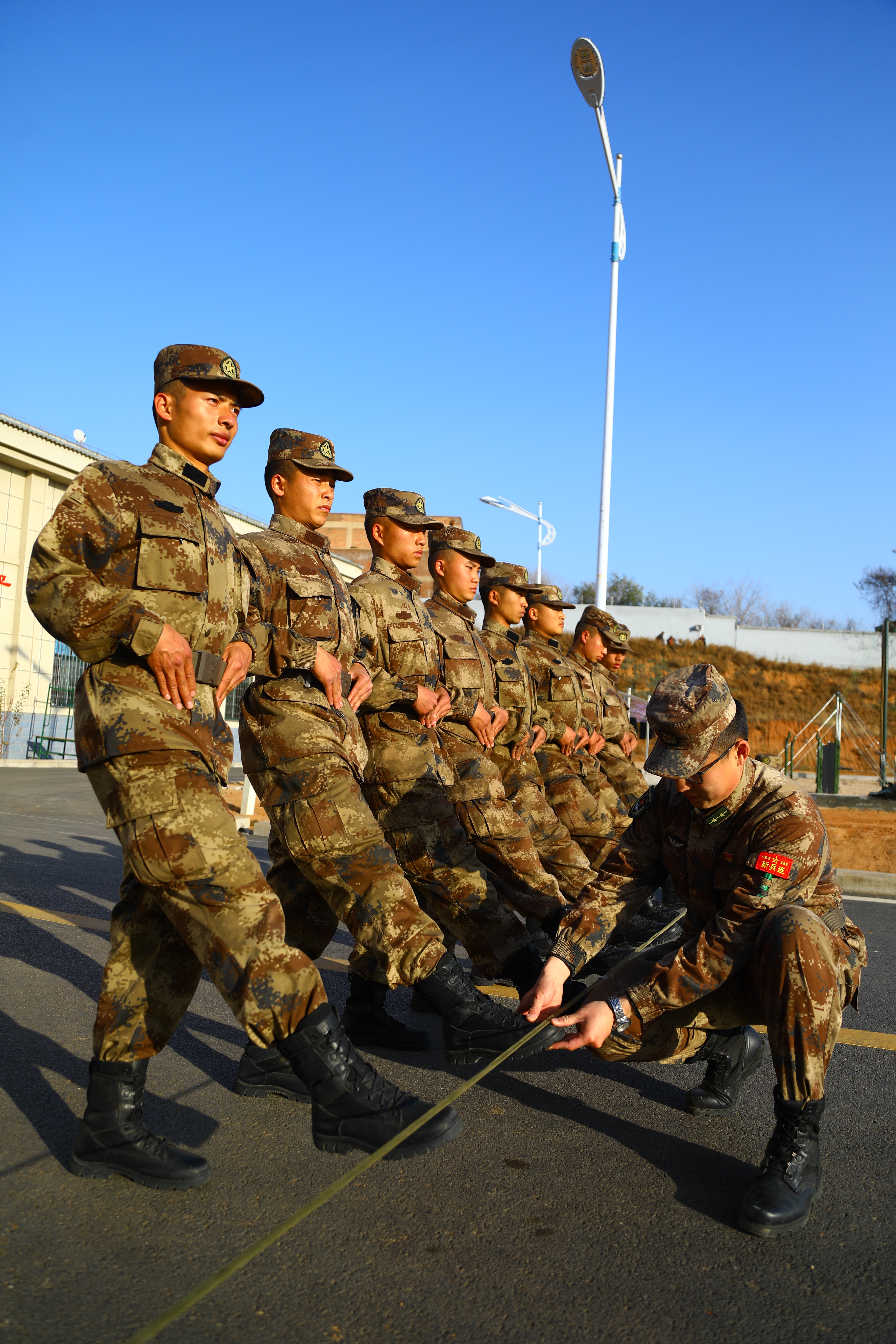 陸軍第83集團軍某工化旅新兵連組織隊列訓練,培養新戰士整齊劃一,令行