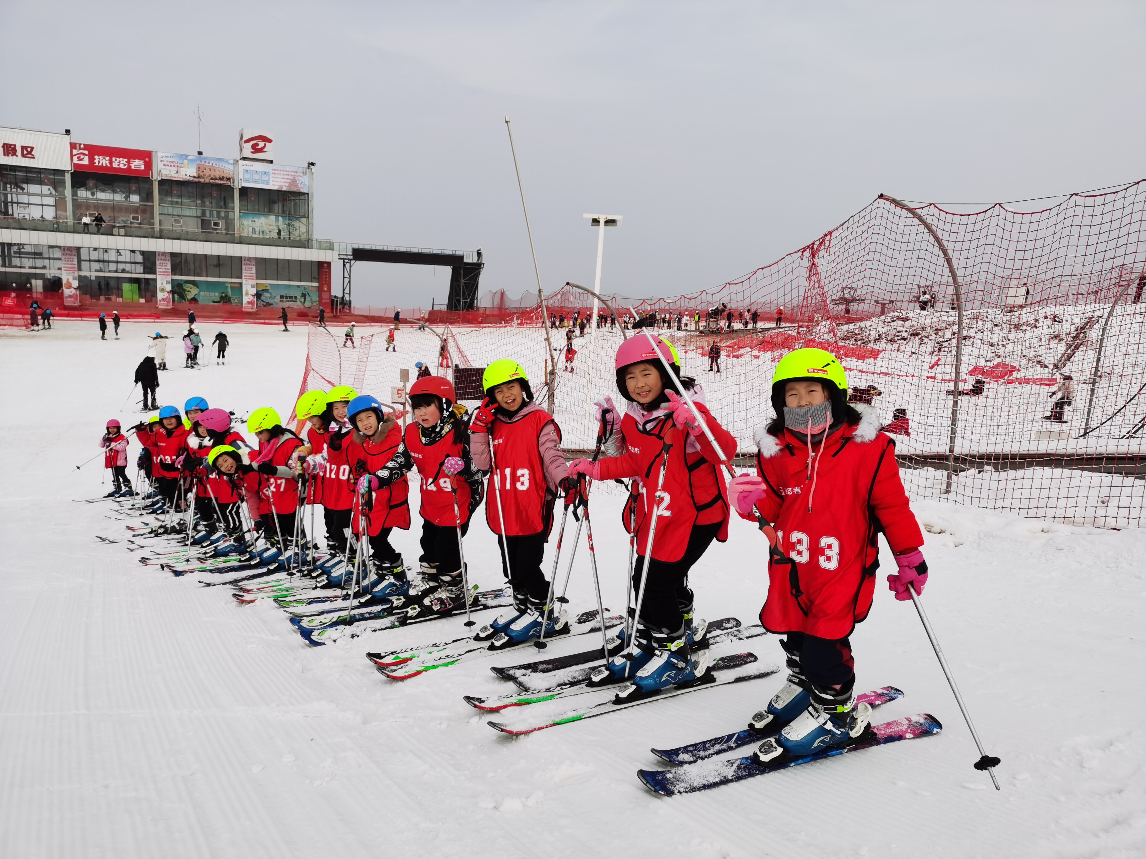 澜景小学学生参加首届冰雪研学活动嗨爆滑雪场