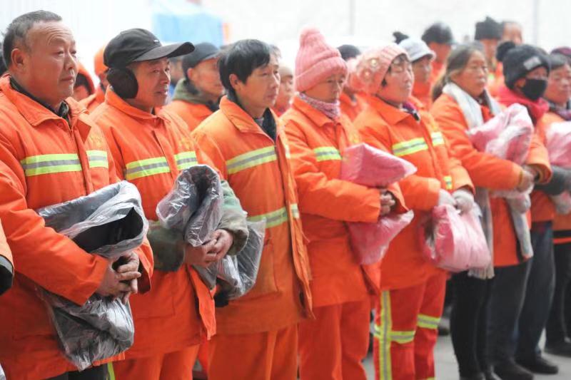 凤凰台街道冬季送温暖棉衣捐赠仪式在凤凰茶城广场举行