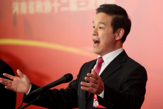 贾文龙走上两会委员通道说因为这件事我愿唱它一百年