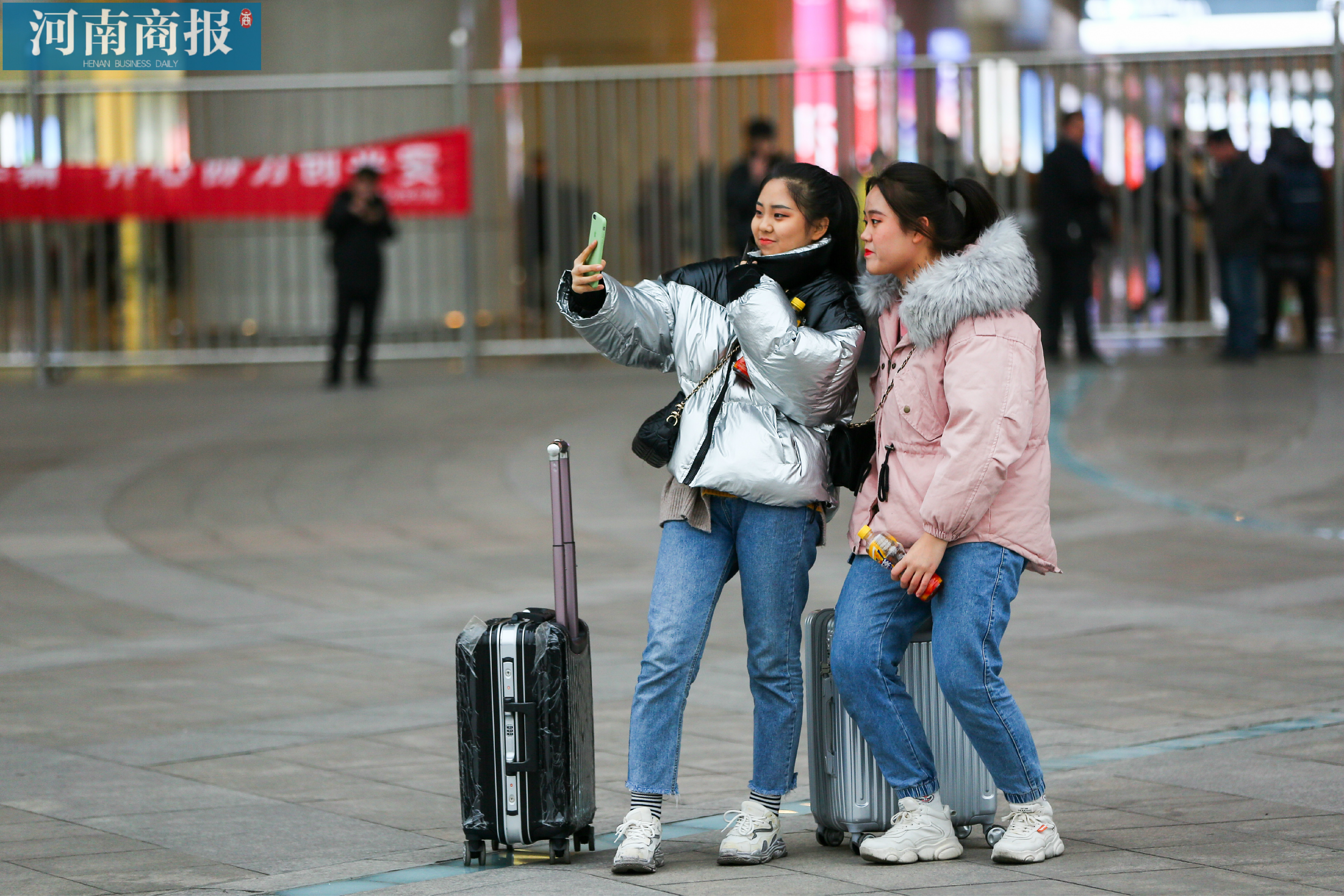 直击春运首日的郑州东站小情侣跳跃拥吻小候鸟踏上归家路