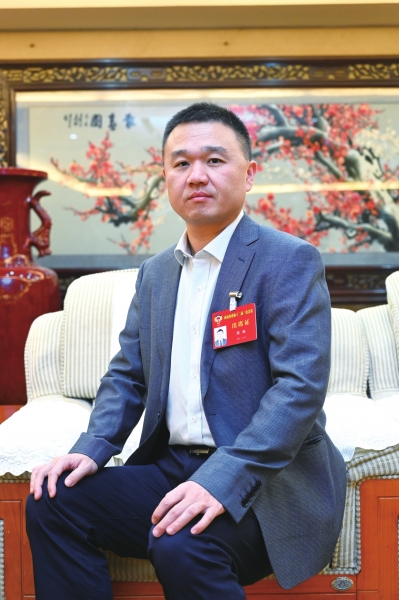 省两会期间,河南商报记者专访了省政协委员,双凤鞋业80后总经理周纲