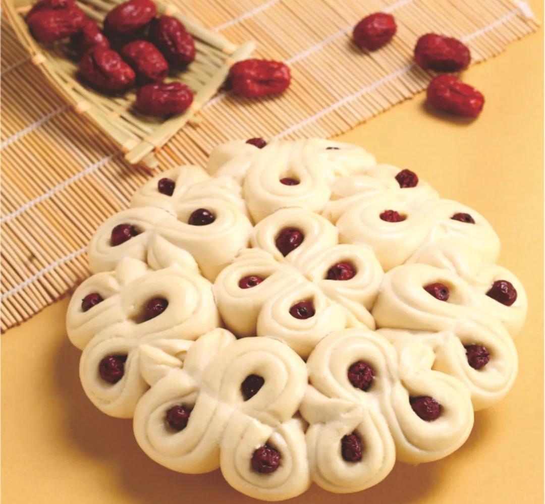 枣花馍是春节最富仪式感的面食也是纯朴无华的民间艺术体现年味,提升