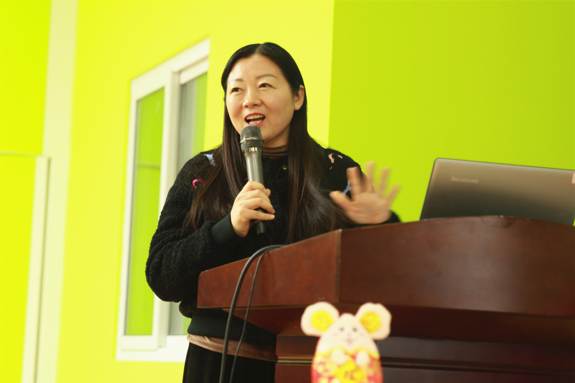 王莹莹老师以《用心坚守 静待花开》为题分享"成大事不在于力量的大小