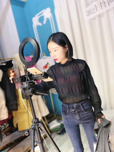 90后美女带货主播的"十二时辰"