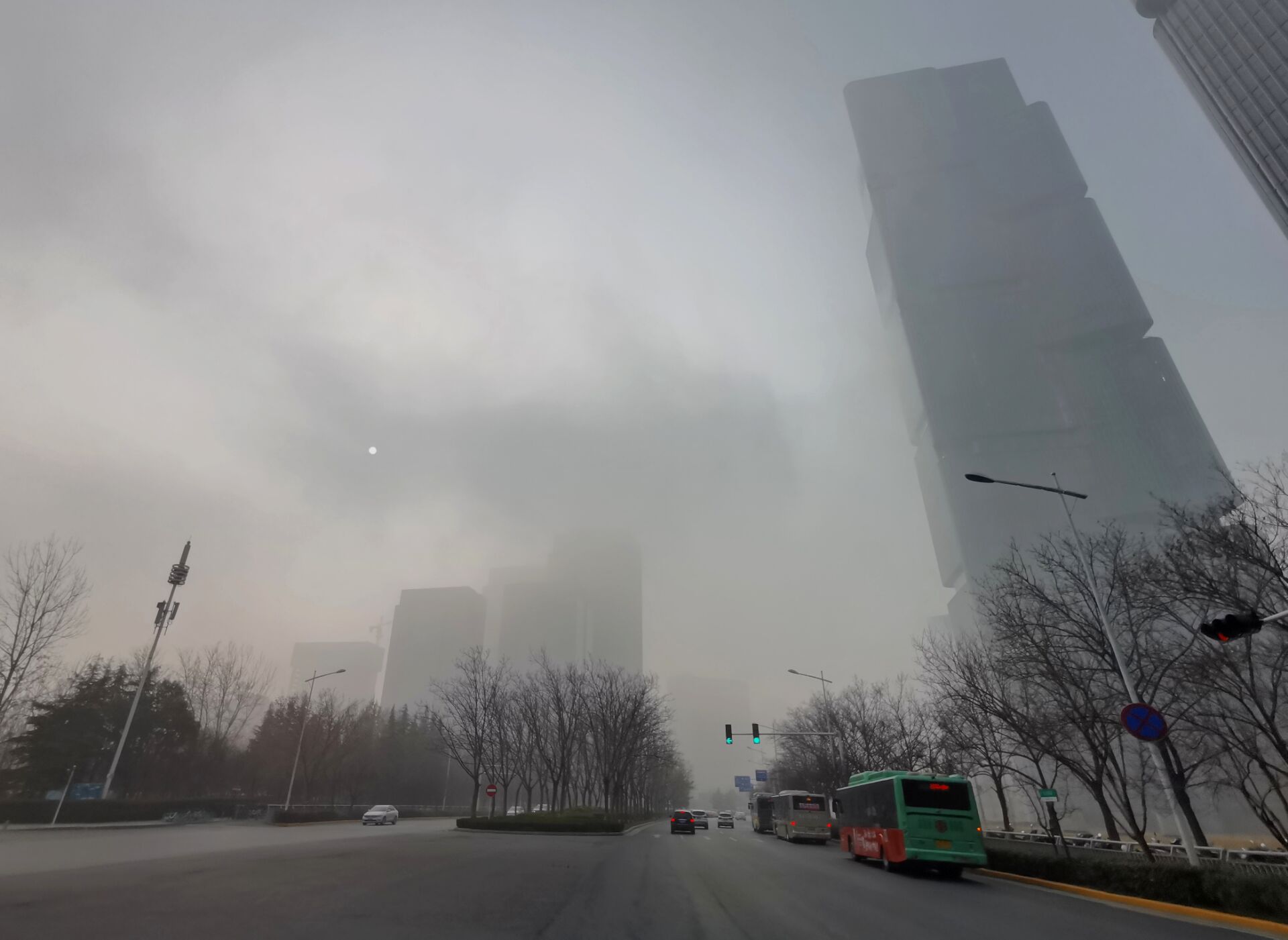 北部,中东部有中到重度霾.今天夜