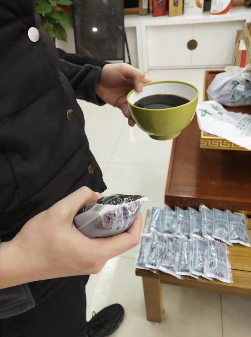 郑州一国医馆配制润肺中药饮品免费赠市民