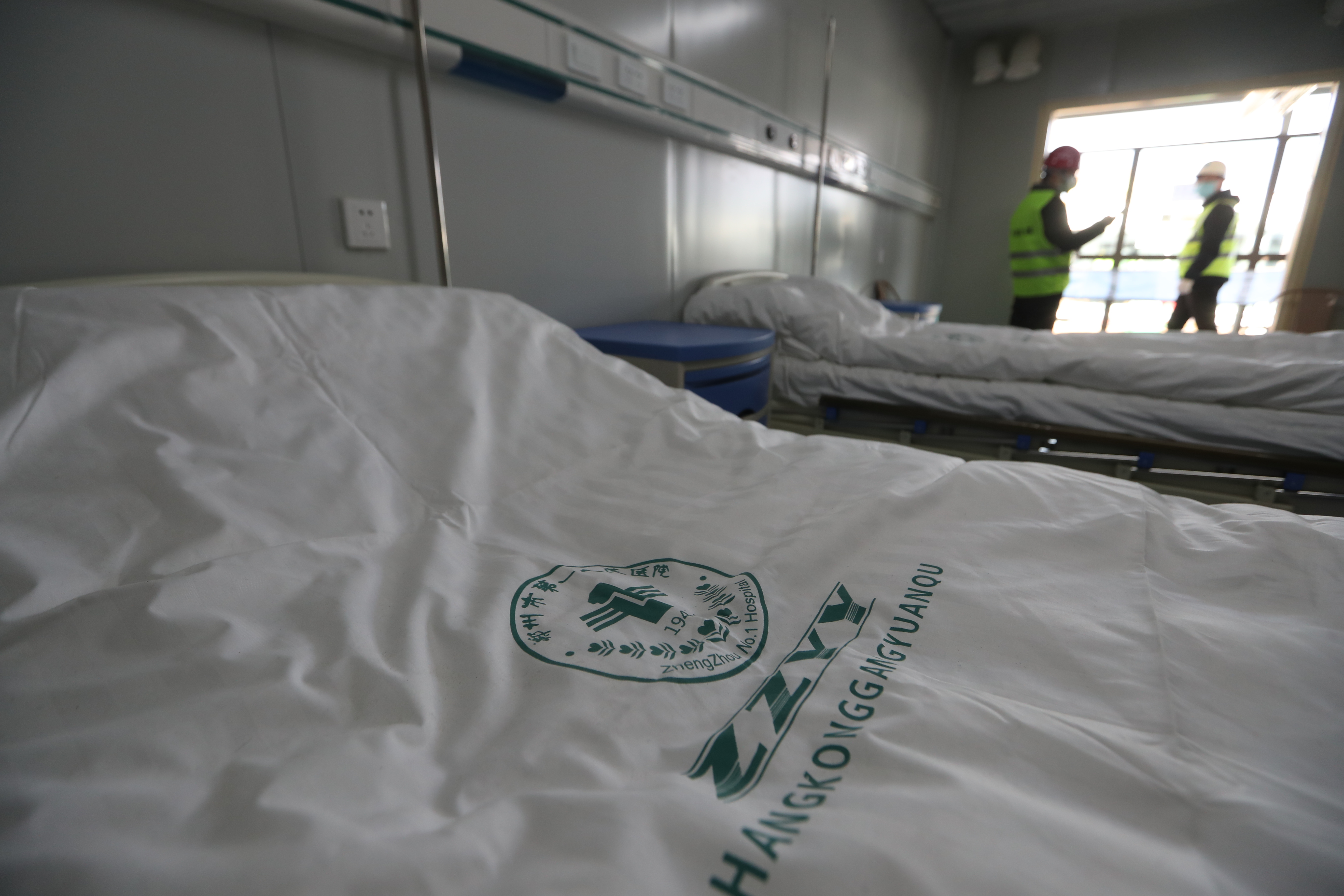 组图:郑州"小汤山"建设隔离病房"样板间"亮相,病区内道路开始硬化