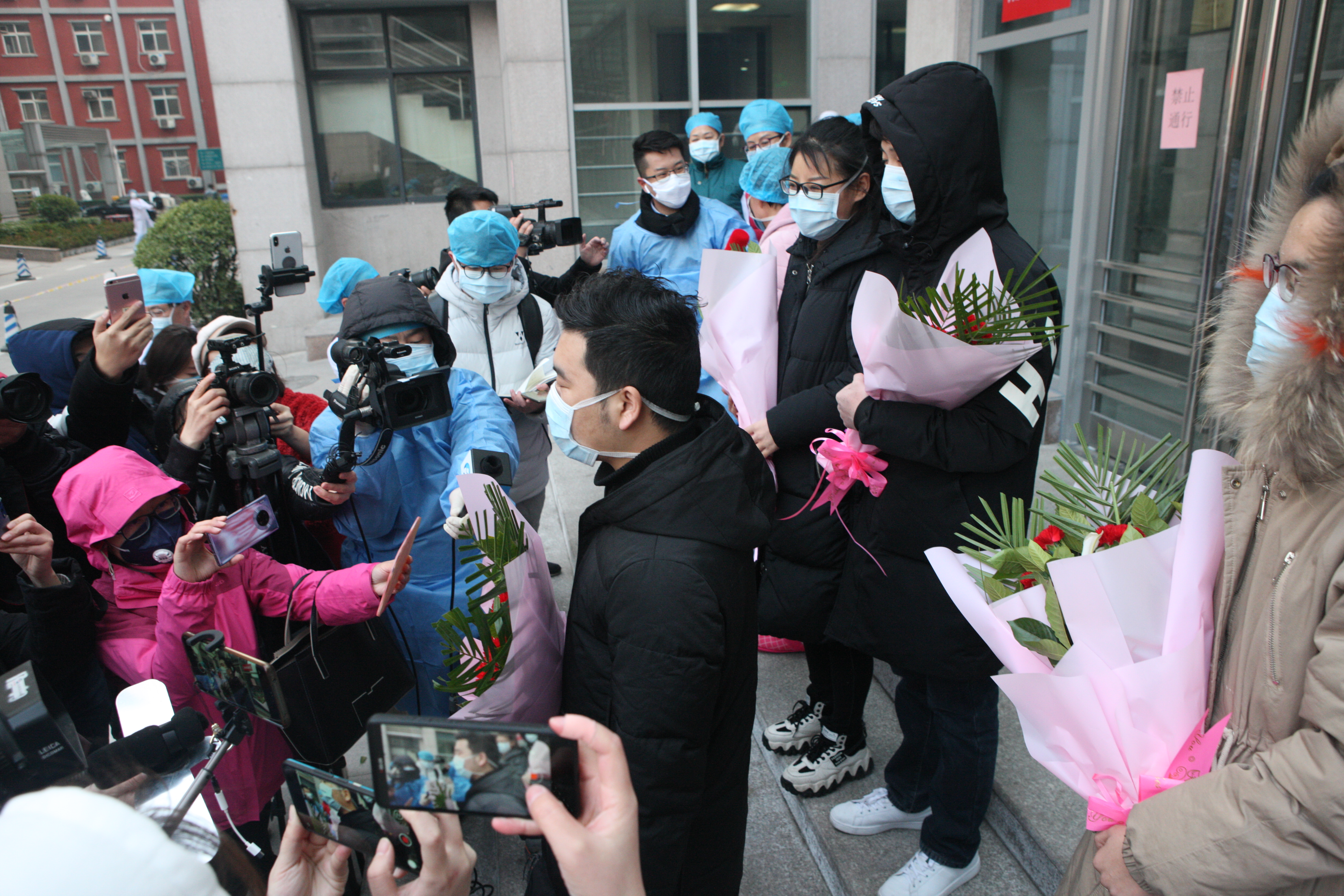 今天下午郑州5位患者集体出院医院派专车送他们回家