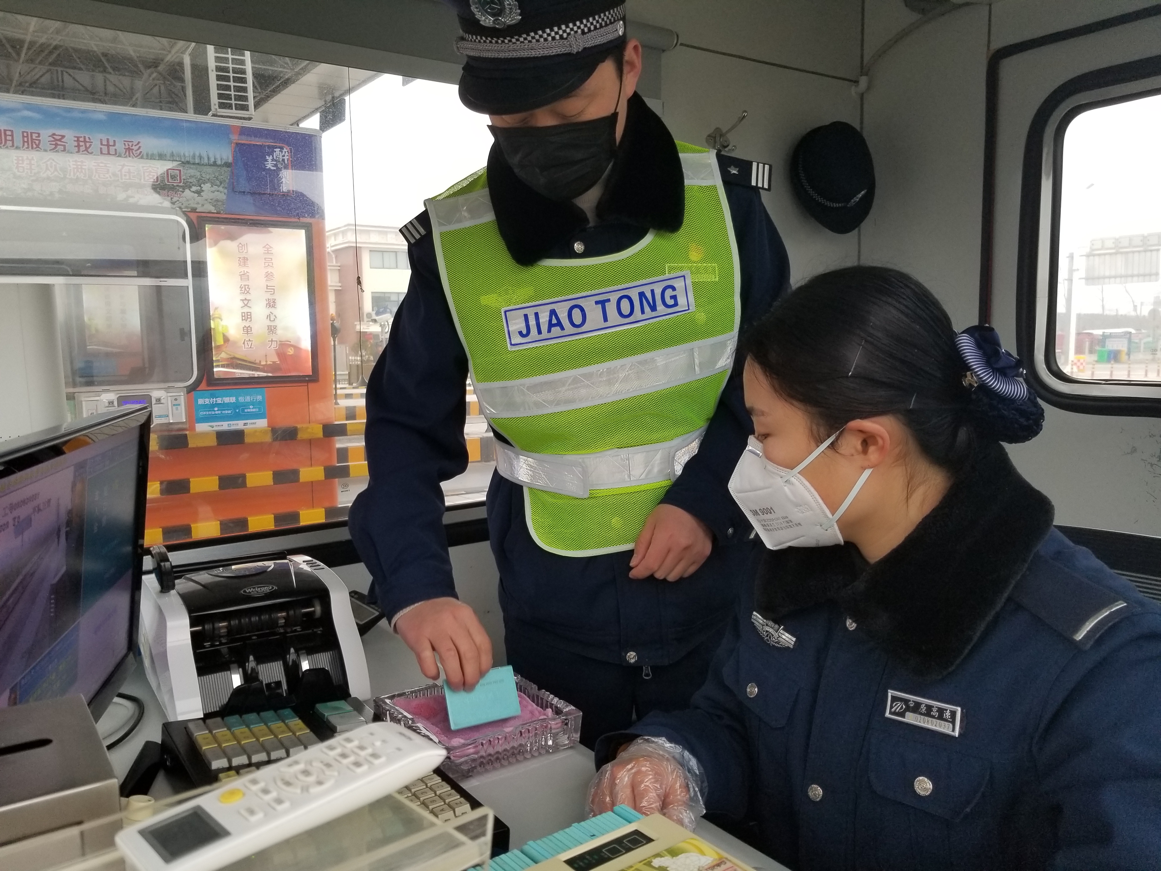 距离产生安全感河南高速收费员自制递卡神器