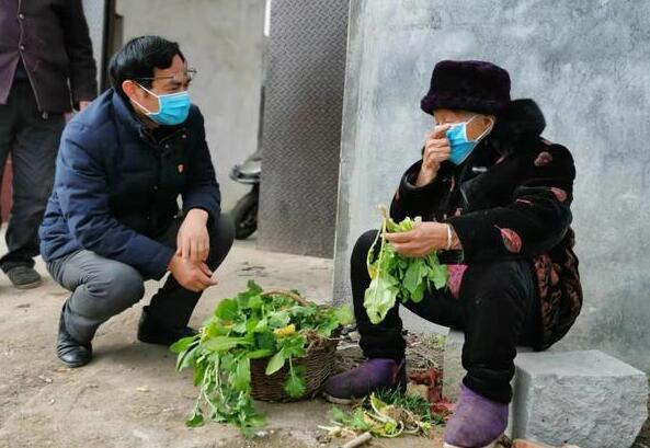 活了一百多岁没戴过口罩的康秀花老太太这回戴上口罩了