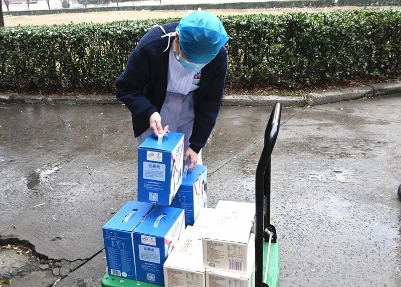 为济源医护人员送牛奶伊利抗疫再行动