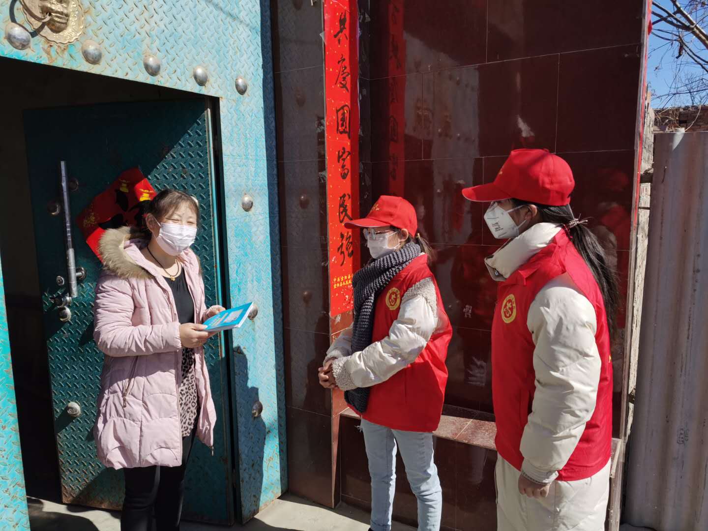 洛阳:两位女大学生成为抗疫志愿者,村民点赞