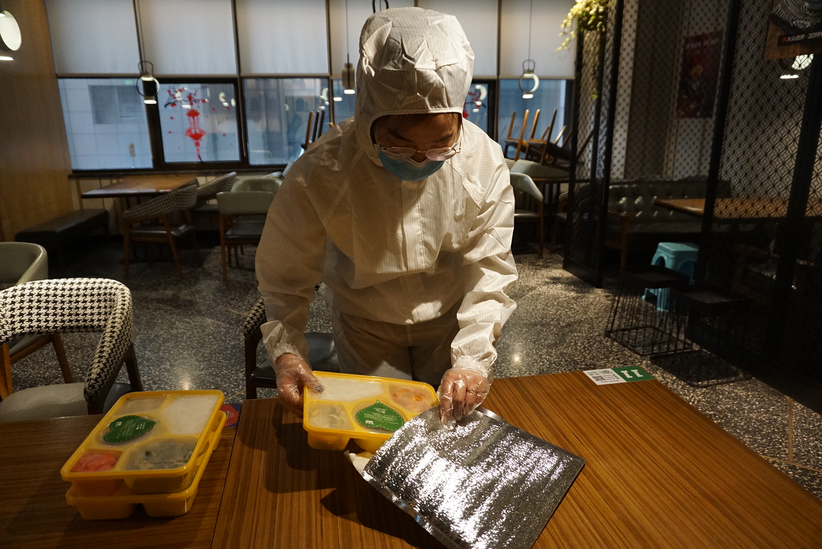 禾珍珠小锅米饭的员工正在打包外卖