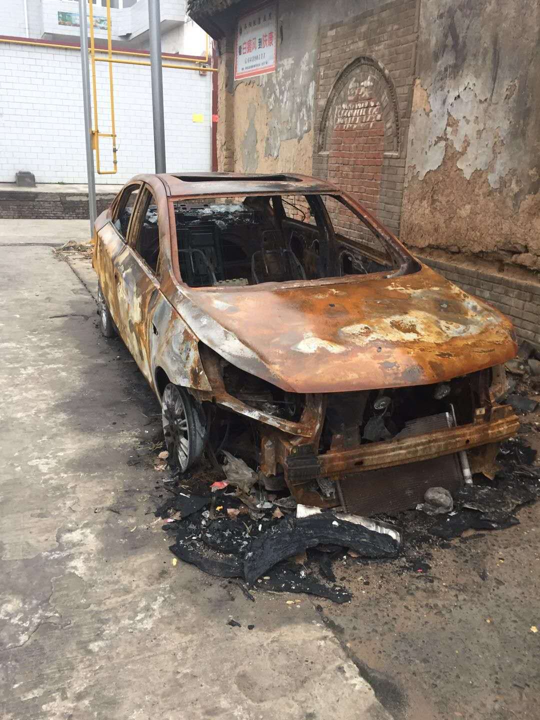 洛阳一村民轿车凌晨被人纵火烧毁警方立案侦查