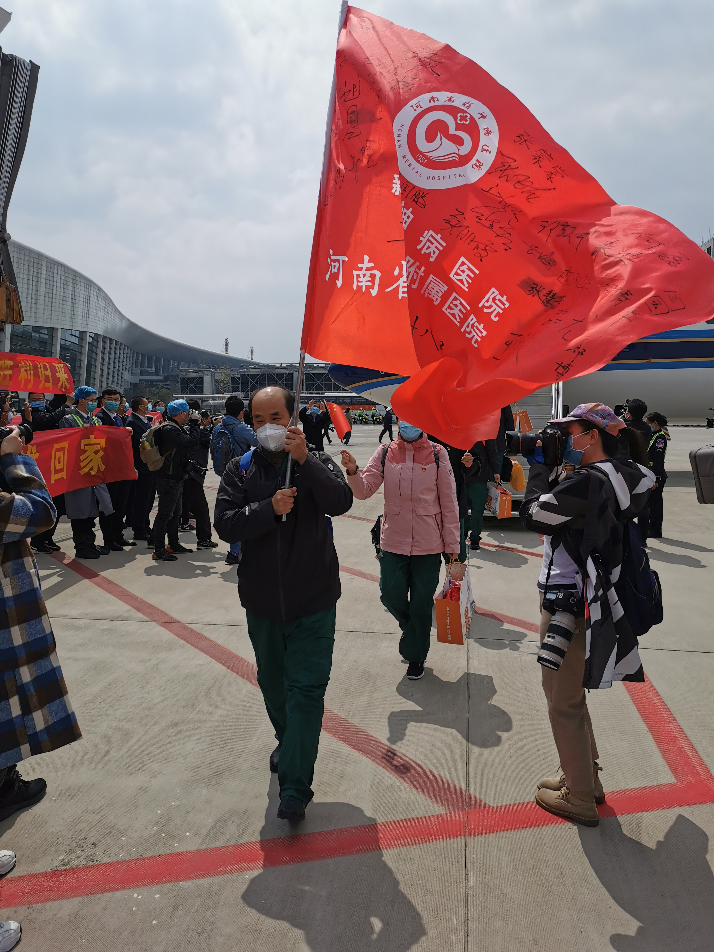 卸甲荣归新乡医学院二附院支援湖北15名队员凯旋