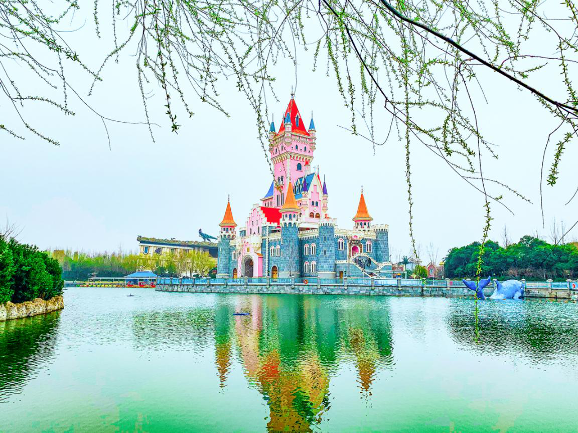 郑州方特推出"买门票送年卡",引抢购热潮