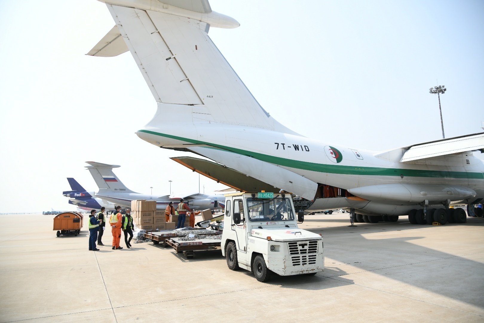 5架外国军机同一天赴上海浦东机场,自提防疫物资