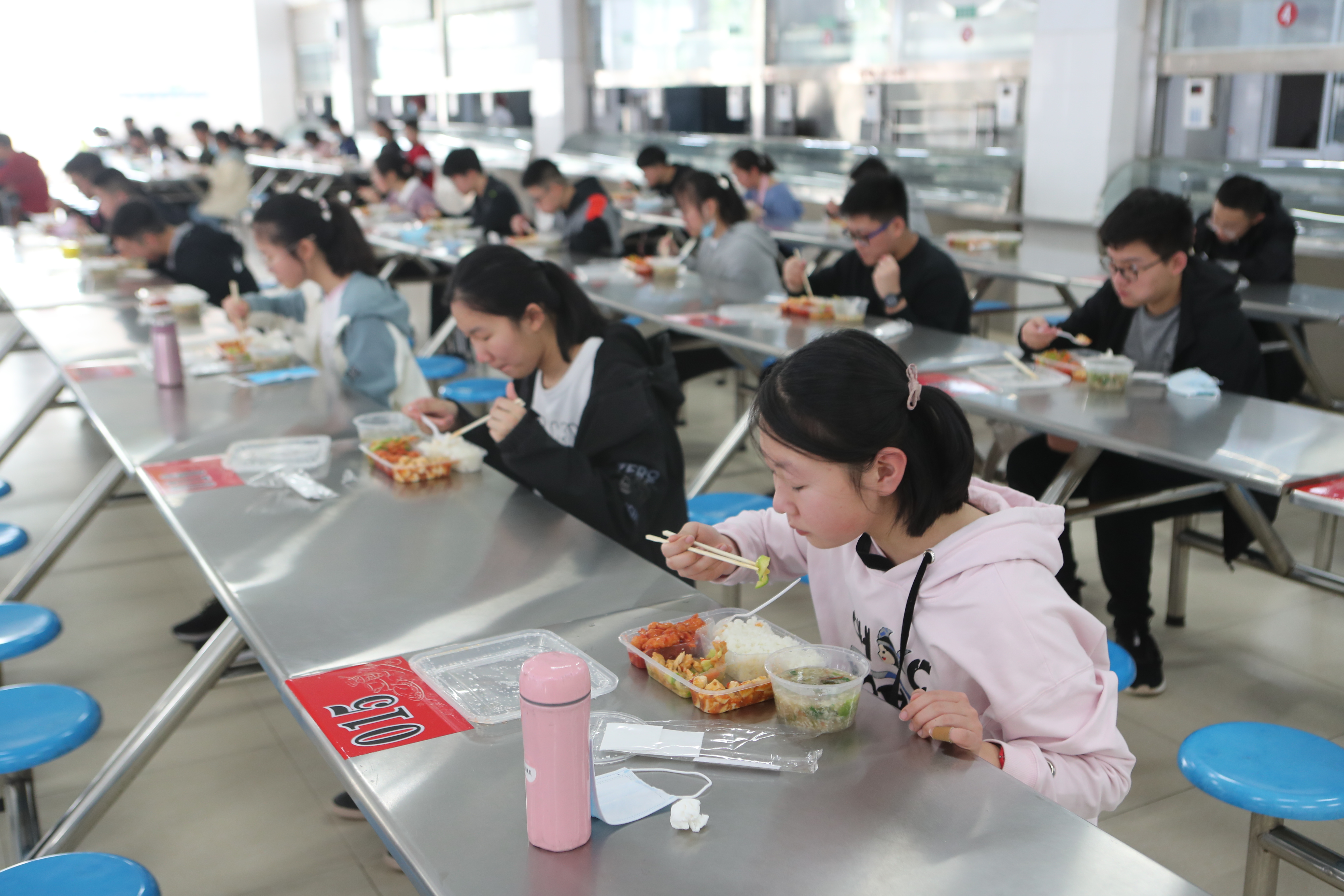 郑州初三学生复学首日：就餐单人单桌，定人定桌