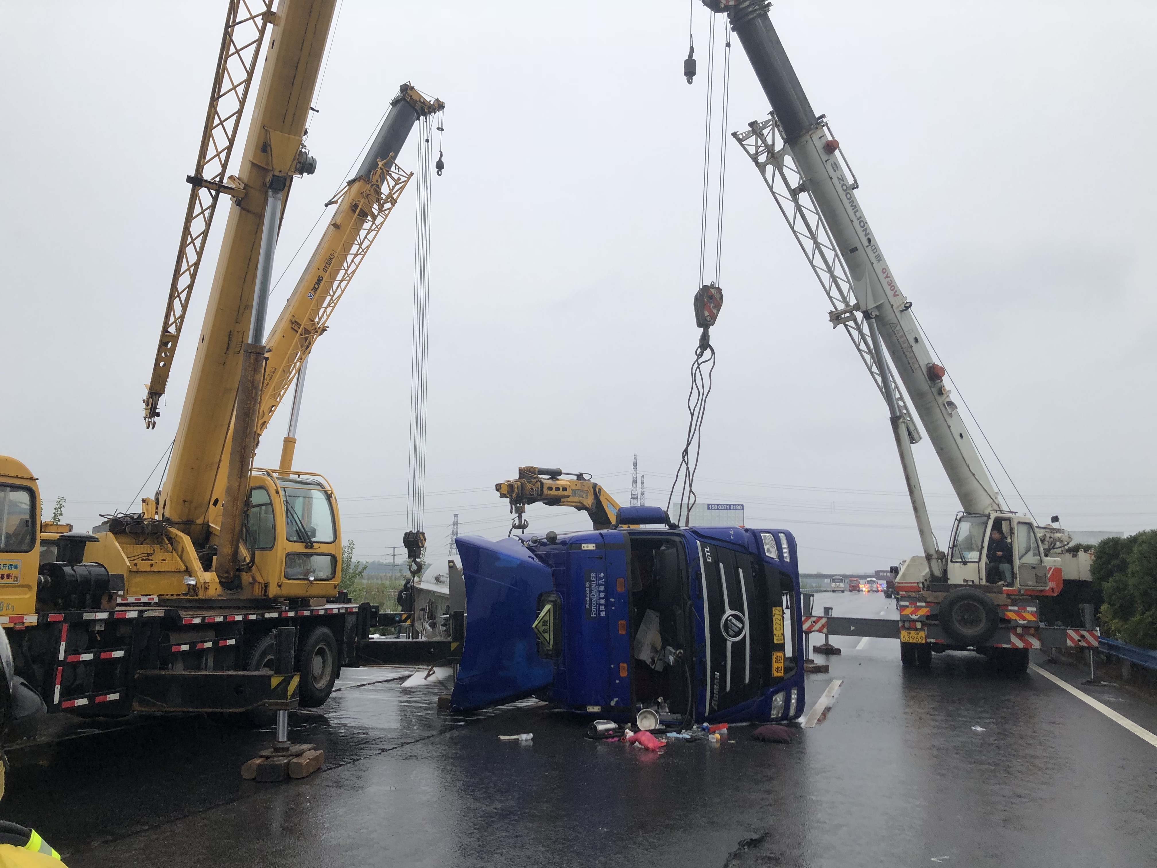 32吨危化品槽罐车侧翻新乡消防紧急救援