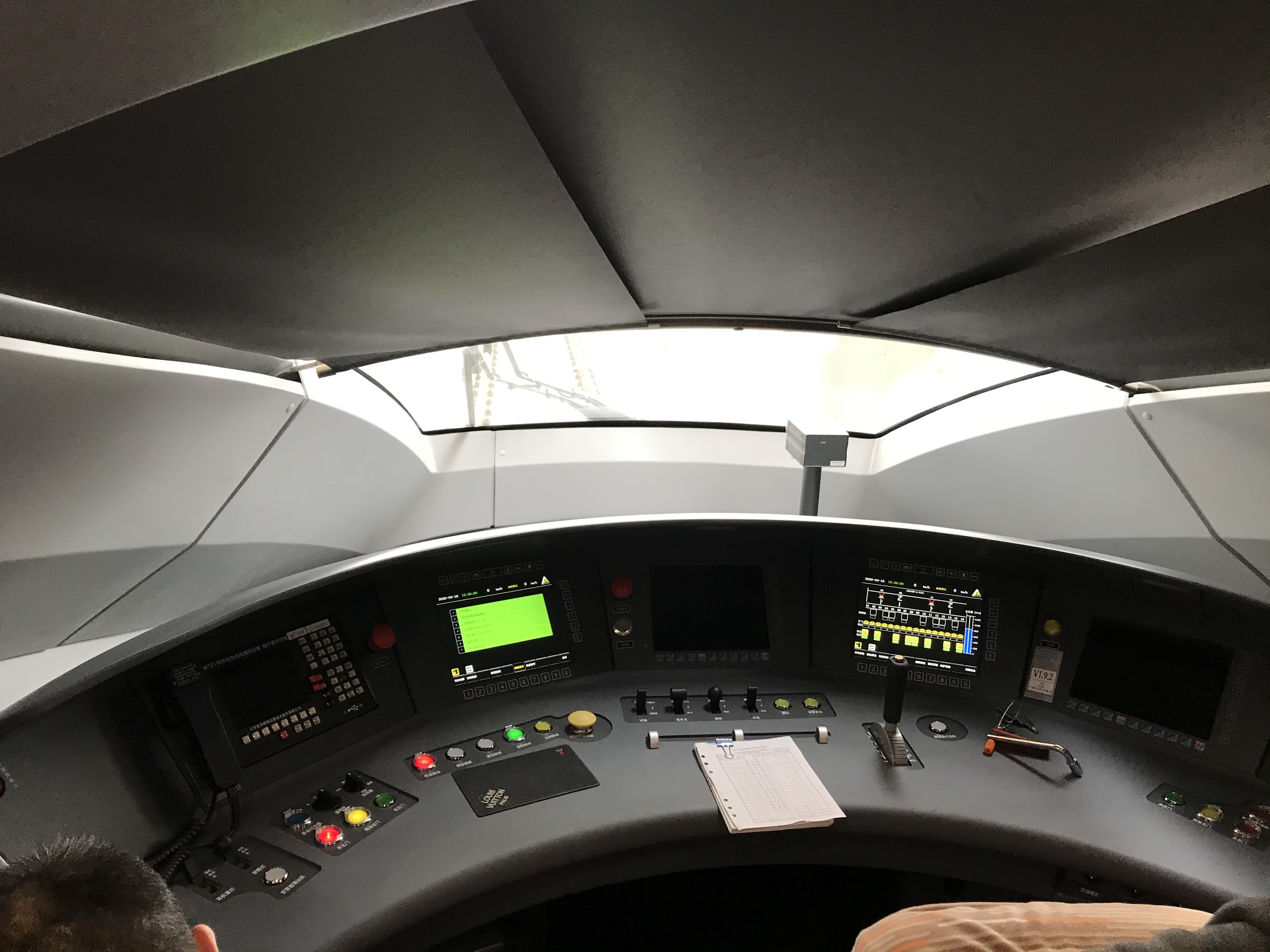 郑州首列"复兴号"高铁成功运行