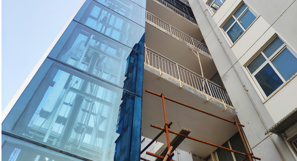 门开了没电梯,男子30楼踩空坠下!他的一个动作保住了性命