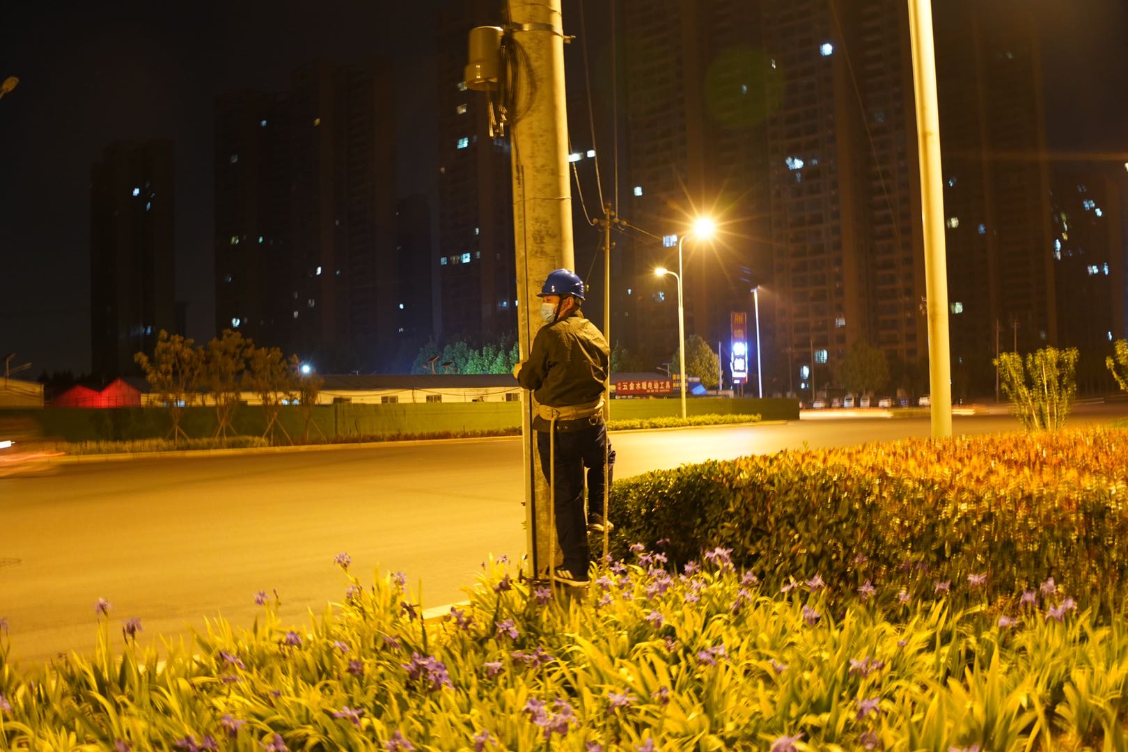 深夜里的点灯人