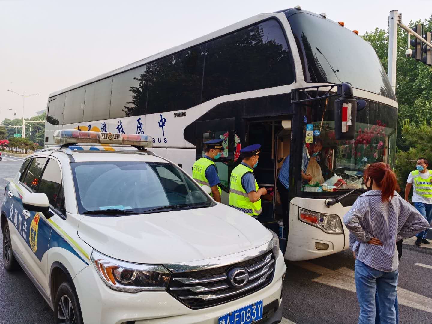 五一期間鄭州嚴打黑大巴3個半小時查處9臺違規旅遊大巴