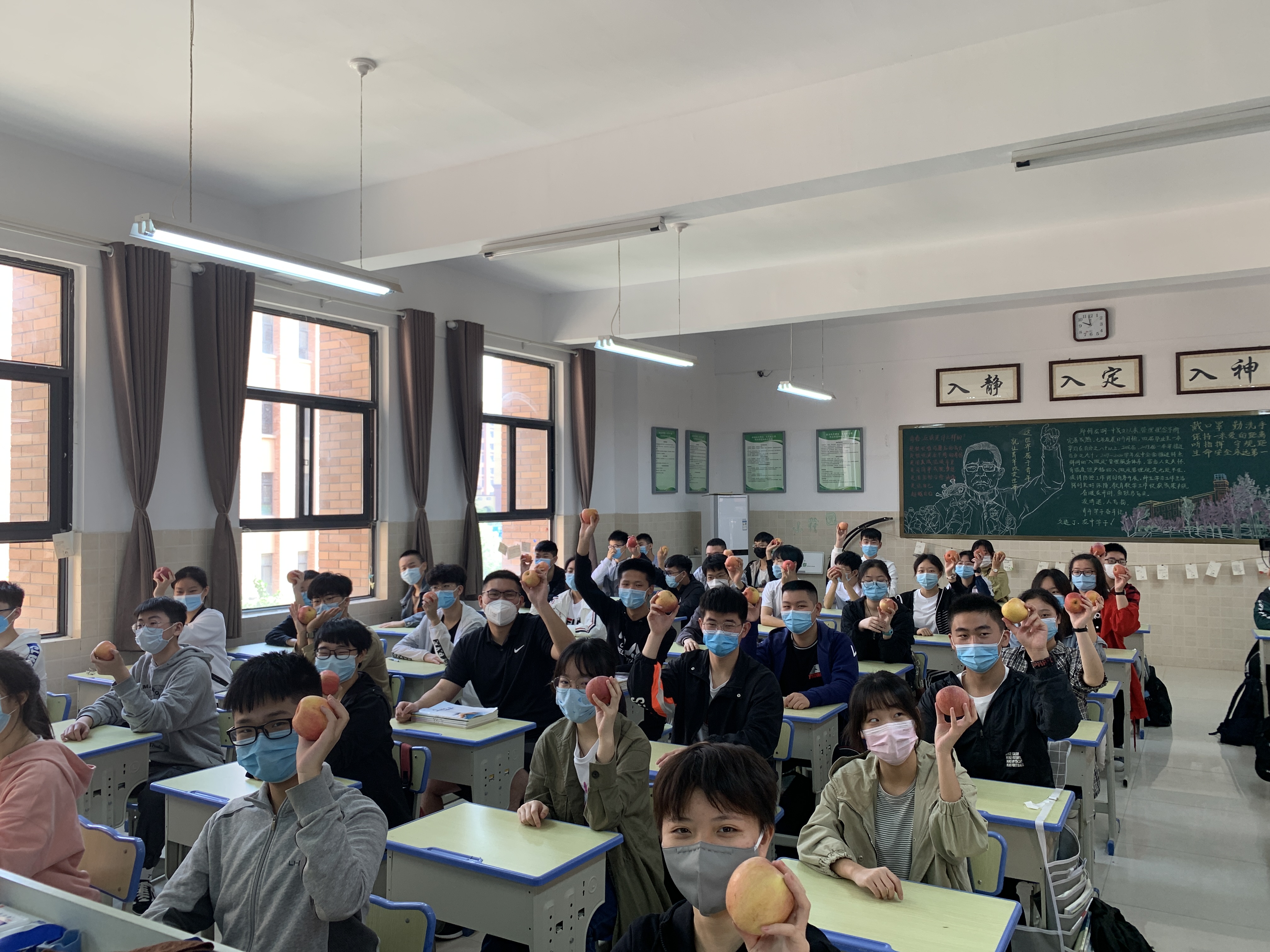复学首日,郑州龙湖一中一教师给全班学生每人发放一颗苹果,寓意平平安