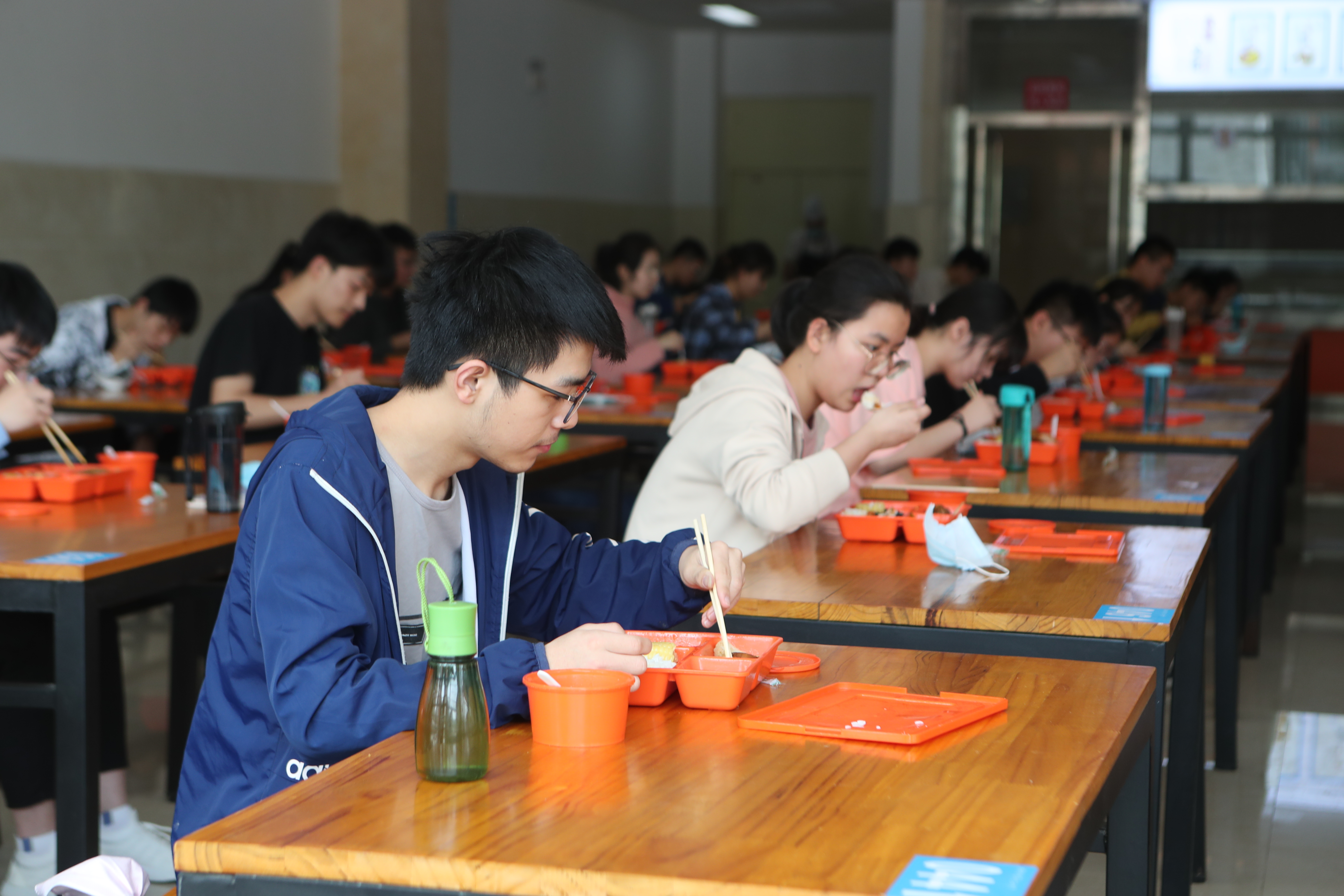 复学后学生这样就餐固定位置按号就座无声进餐