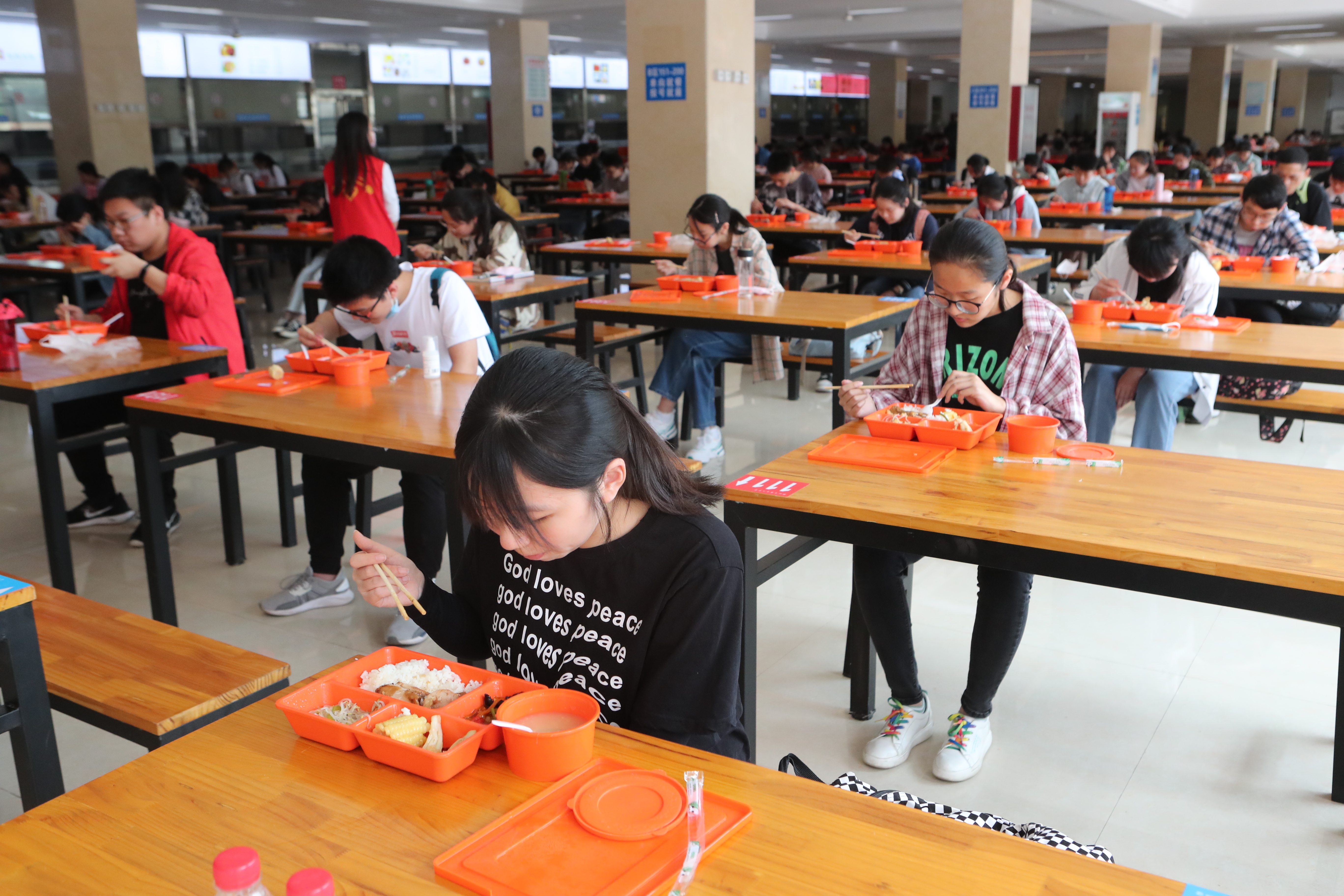 复学后学生这样就餐固定位置按号就座无声进餐