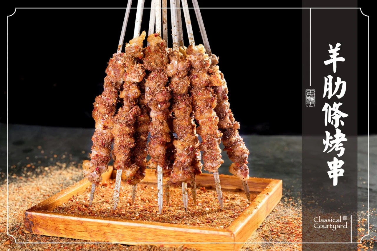 老院子羊肋条烤串,绝不用冻羊肉,绝不提前腌制,只选本地小山羊最贵的