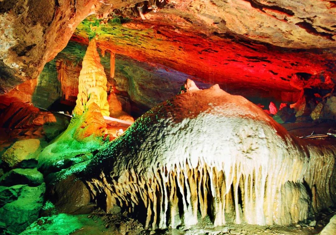 浮戏山雪花洞溶洞及外景全面开放,参观溶洞需带口罩,采取人员限流