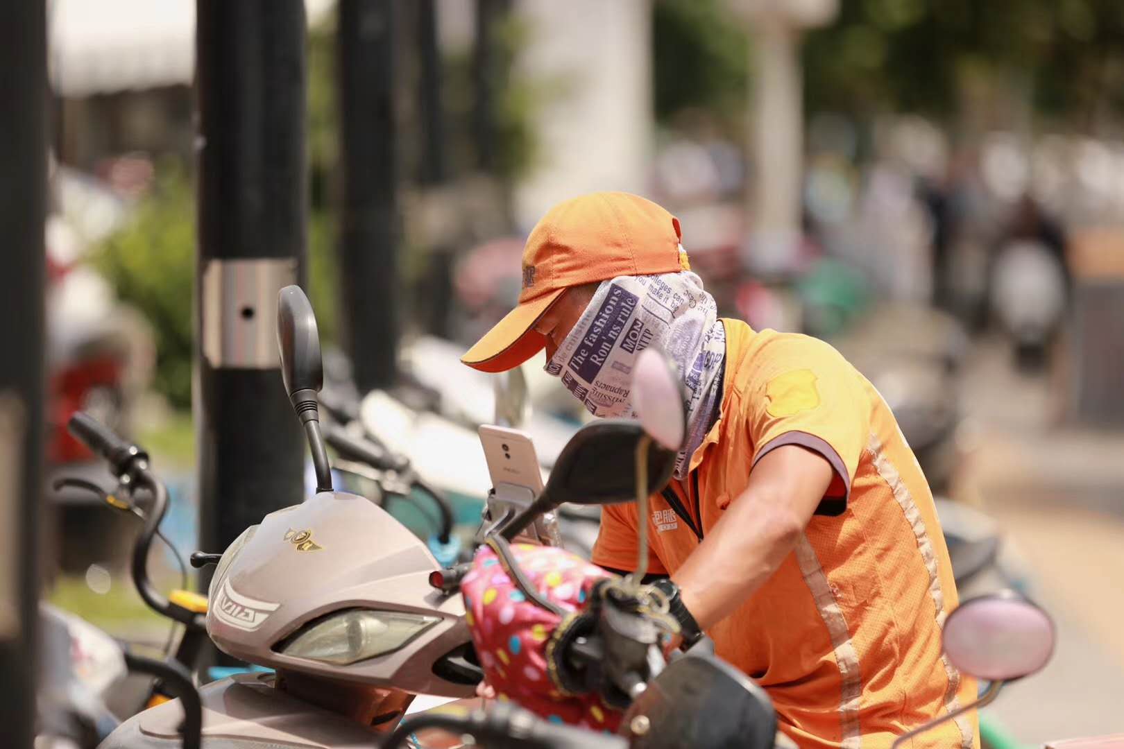 组图丨郑州街头烈日奔跑记录为生活奔波的他们