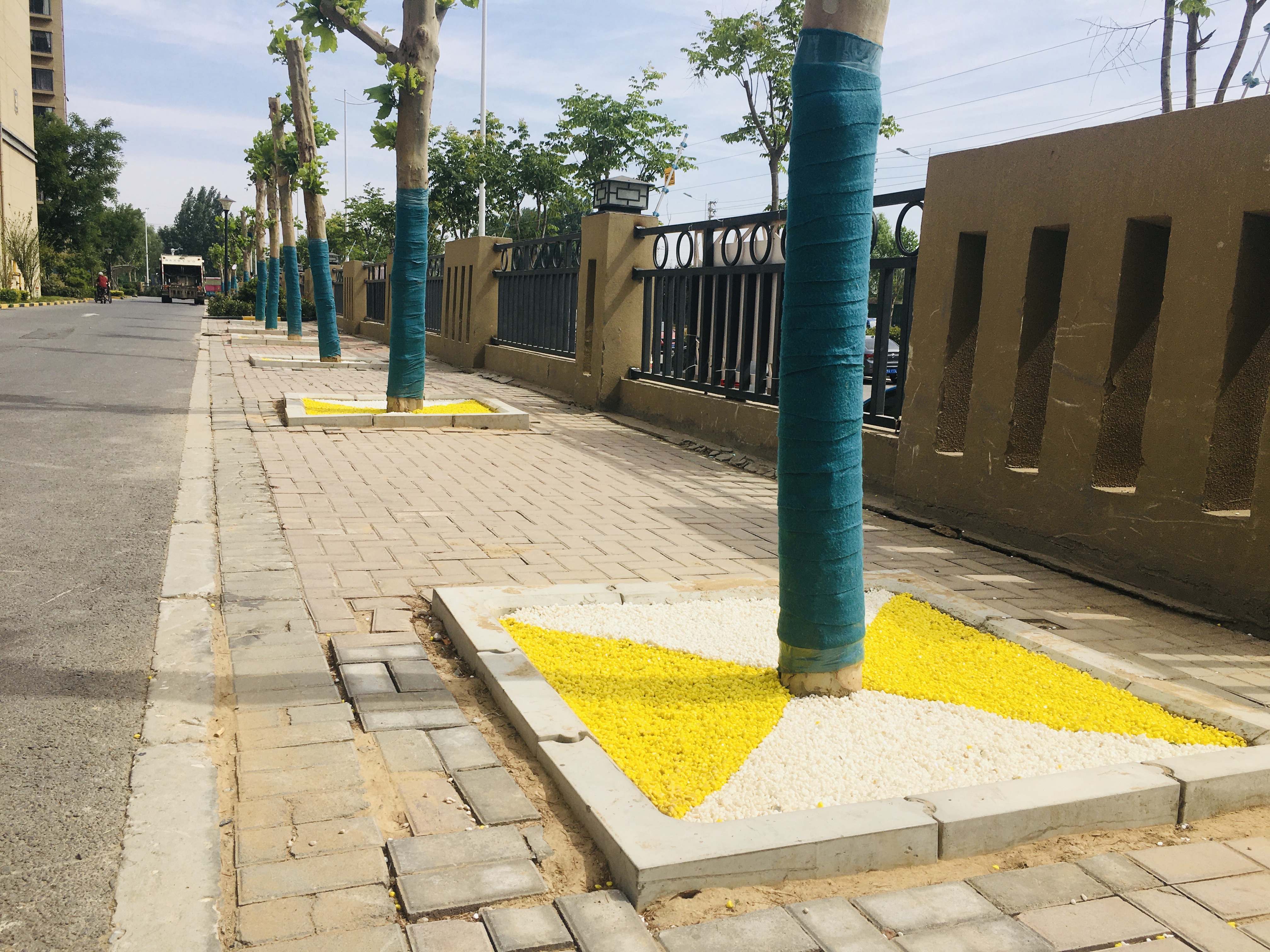 龙源路办事处开展"美化临街栅栏,打造道路景观"行动