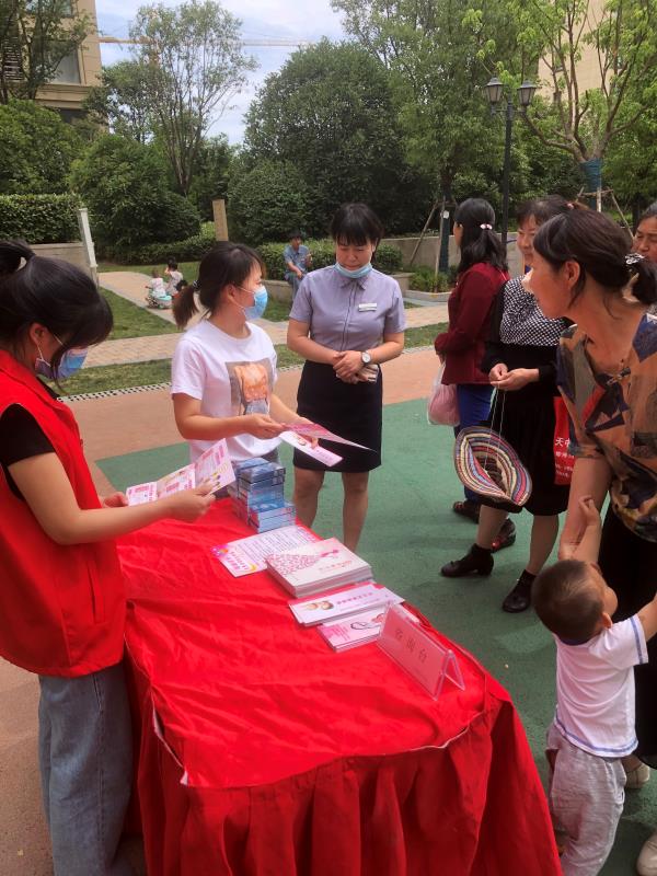 人和路街道绿地滨湖社区新时代文明实践站开展计生用品免费发放活动