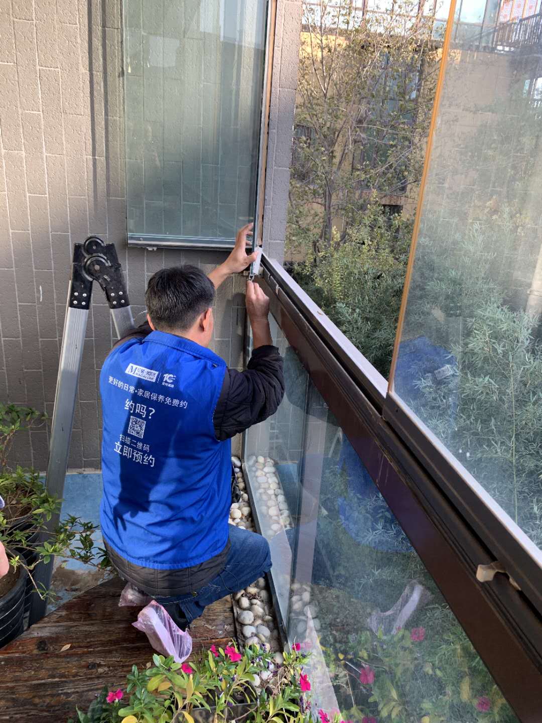 夏季蚊蝇多烦扰,社区联合物业免费修门窗