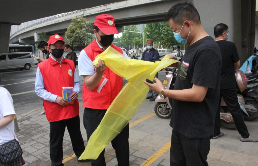 下雨天郑州公交启动应急预案 一上午公交志愿者送出雨衣113件