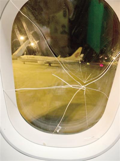 在航班行驶过程中耍起了酒疯,并将飞机舷窗内侧玻璃砸破,导致航班备降