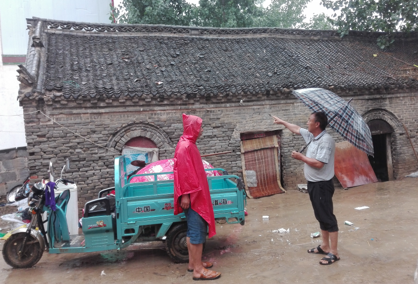杨桥办事处：情系村民 开展雨天安全排查工作