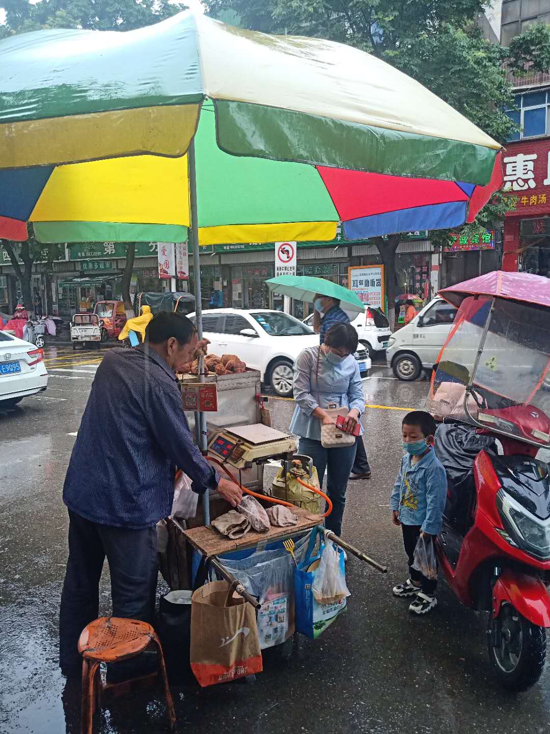 洛阳老人雨中卖烤红薯感动网友,网友拍暖心抖音视频