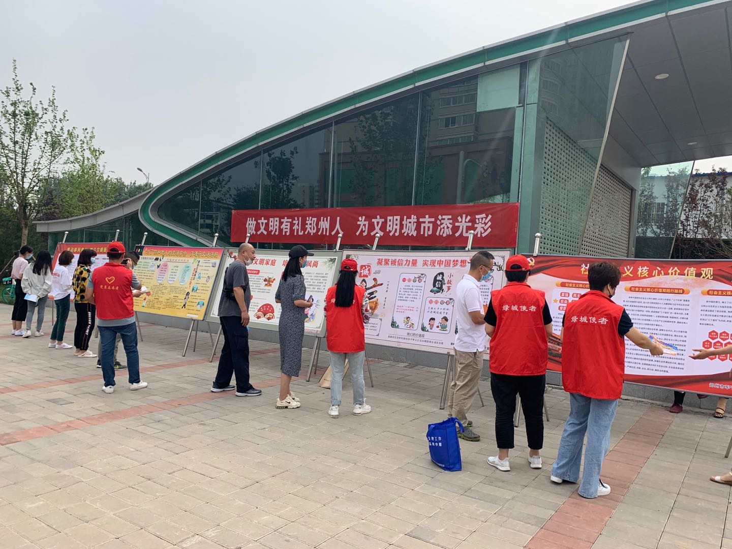 河南工大社区党委组织开展做文明有礼郑州人为文明城市添光彩宣传活动