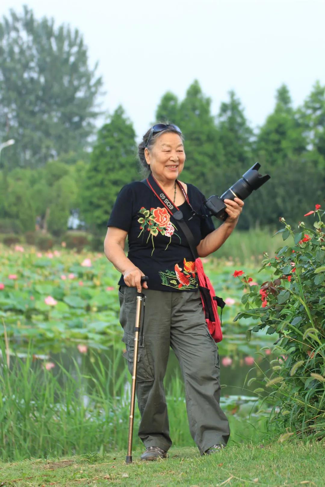 退休之后去创业 古稀之年学摄影——鹰城85岁段奶奶仍是时代弄潮儿