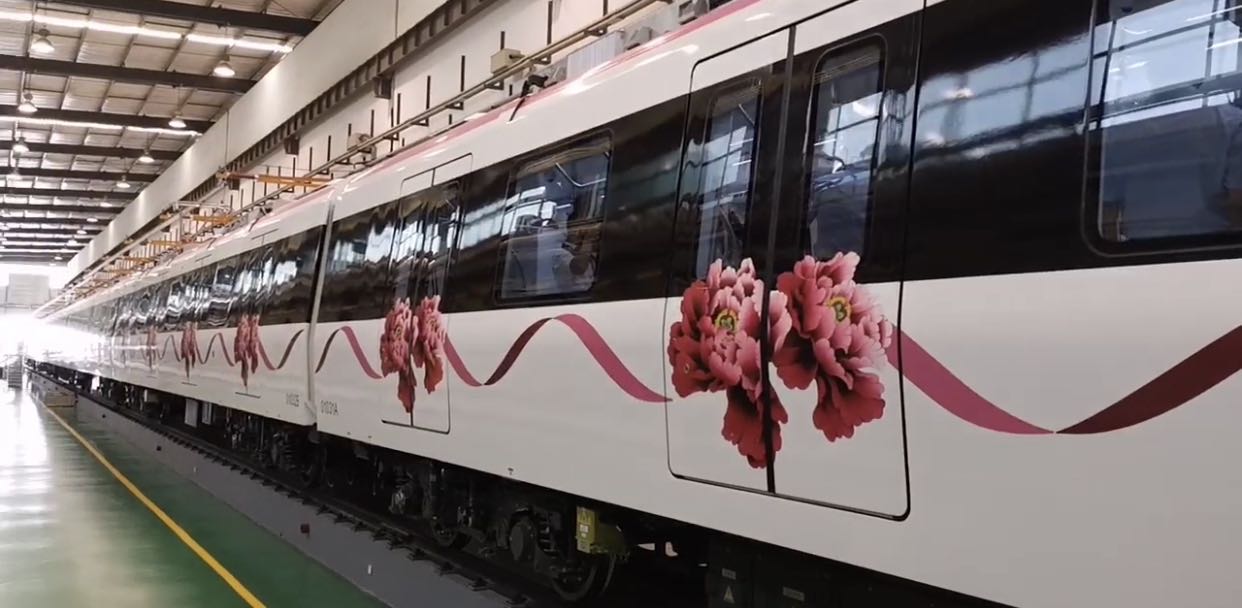 她来了她来了洛阳地铁1号线车厢刚刚正式亮相你给她的颜值打几分